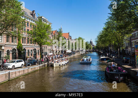 AMSTERDAM, Pays-Bas - le 27 mai 2017 : vue sur le Kloveniersburgwal rue de la vieille ville d'Amsterdam le 27 mai 2017. Amsterdam est populaire par Banque D'Images