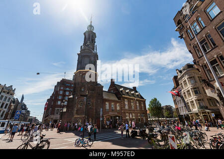 AMSTERDAM, Pays-Bas - le 27 mai 2017 : Vue de la Munttoren Bâtiment à la place Muntplein le 27 mai 2017. Amsterdam est célèbre pour son tourisme par Banque D'Images