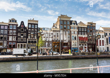 AMSTERDAM, Pays-Bas - le 27 mai 2017 : voir des bâtiments à la promenade du canal et Rokin le 27 mai 2017. Amsterdam est populaire par touriste pour histori Banque D'Images