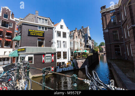 AMSTERDAM, Pays-Bas - le 27 mai 2017 : vue sur le Canal et Grimburgwal un bijoutier diamantaire le 27 mai 2017. Amsterdam est populaire par touriste pour h Banque D'Images