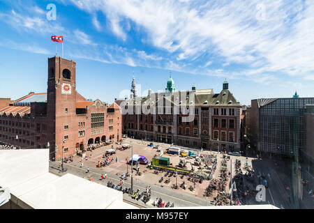 AMSTERDAM, Pays-Bas - le 27 mai 2017 : Avis de Beurs van Berlage à rue Damrak dans la vieille ville d'Amsterdam le 27 mai 2017. Amsterdam est populaire Banque D'Images