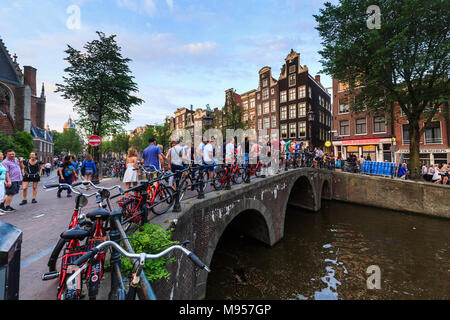 AMSTERDAM, Pays-Bas - le 27 mai 2017 : Avis d'un petit pont appelé Oudekenissteeg dans la vieille ville d'Amsterdam le 27 mai 2017. Entre le son Banque D'Images