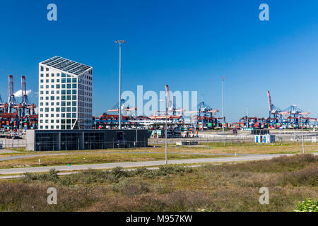 ROTTERDAM, Pays-Bas - le 26 mai 2017 : une vue sur l'extérieur du port Port de Rotterdam le 26 mai 2017. C'est le plus grand port d'Europe et jusqu'en 2004 Banque D'Images