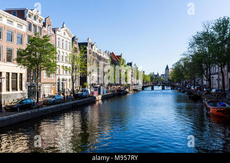 AMSTERDAM, Pays-Bas - 26 MAI 2017 : vue sur le canal Kloveniersburgwal dans la vieille ville d'Amsterdam le 26 mai 2017. Amsterdam est populaire par Banque D'Images