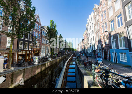 AMSTERDAM, Pays-Bas - 26 MAI 2017 : Vue de l'Oudezijds Achterburgwal street dans la vieille ville d'Amsterdam le 26 mai 2017. Amsterdam est populaire Banque D'Images