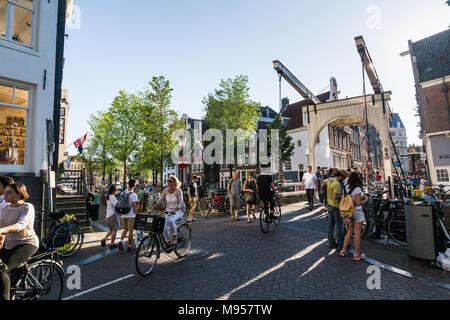 AMSTERDAM, Pays-Bas - 26 MAI 2017 : La vue de la Love Lock Bridge Bridge dans la vieille ville d'Amsterdam le 26 mai 2017. Amsterdam est populaire Banque D'Images