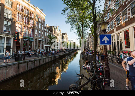 AMSTERDAM, Pays-Bas - 26 MAI 2017 : Vue de l'Oudezijds Achterburgwal rue ou Quartier Rouge par la direction le 26 mai 2017. Son dans la ville c Banque D'Images
