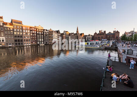 AMSTERDAM, Pays-Bas - 26 MAI 2017 : vue extérieure de bâtiments à rue Damrak dans la vieille ville d'Amsterdam le 26 mai 2017. Amsterdam est pop Banque D'Images