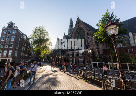 AMSTERDAM, Pays-Bas - 26 MAI 2017 : vue extérieure de l'Église Oude Kerk dans le centre-ville d'Amsterdam le 26 mai 2017. Amsterdam est populaire par Banque D'Images
