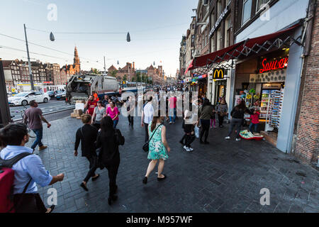 AMSTERDAM, Pays-Bas - 26 MAI 2017 : Avis de touristes à rue Damrak dans la vieille ville d'Amsterdam le 26 mai 2017. Amsterdam est populaire par de Banque D'Images