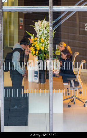 Le bureau de réception à un grand immeuble de bureaux dans le centre de Londres. L'un des bureaux de London Bridge. Banque D'Images