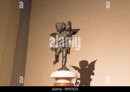 Italie, Florence - 18 mai 2017 : l'avis de l'Putto avec dauphin, statue par Andrea del Verrocchio dans la Terrasse de Juno à Palazzo Vecchio le 18 mai Banque D'Images