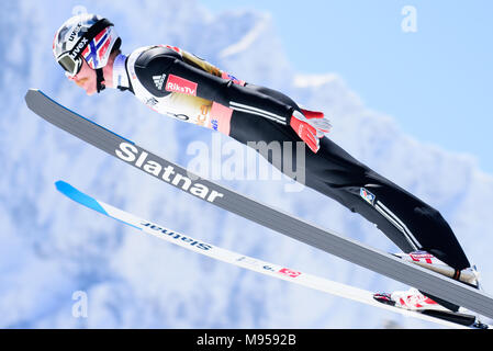 Planica, en Slovénie. Mar 22, 2018. Robert Johansson de la Norvège s'élance dans l'air au cours de la qualification au FIS Planica finales de la Coupe du monde de saut à ski le 22 mars 2017 à Planica, en Slovénie. Credit : Rok Rakun/Pacific Press/Alamy Live News Banque D'Images