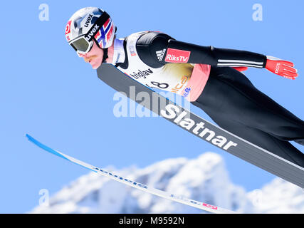 Planica, en Slovénie. Mar 22, 2018. Robert Johansson de la Norvège s'élance dans l'air au cours de la qualification au FIS Planica finales de la Coupe du monde de saut à ski le 22 mars 2017 à Planica, en Slovénie. Credit : Rok Rakun/Pacific Press/Alamy Live News Banque D'Images