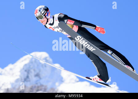 Planica, en Slovénie. Mar 22, 2018. Robert Johansson de la Norvège s'élance dans l'air au cours de la qualification au FIS Planica finales de la Coupe du monde de saut à ski le 22 mars 2017 à Planica, en Slovénie. Credit : Rok Rakun/Pacific Press/Alamy Live News Banque D'Images