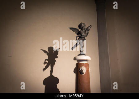 Italie, Florence - 18 mai 2017 : l'avis de l'Putto avec dauphin, statue par Andrea del Verrocchio dans la Terrasse de Juno à Palazzo Vecchio le 18 mai Banque D'Images