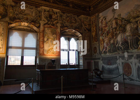 Italie, Florence - 18 mai 2017 : le point de vue des fresques dans la Sala dell'Udienza au Palazzo Vecchio le 18 mai 2017 à Florence, en Italie. Banque D'Images