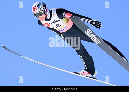 Planica, en Slovénie. Mar 22, 2018. Robert Johansson de la Norvège s'élance dans l'air au cours de la qualification au FIS Planica finales de la Coupe du monde de saut à ski le 22 mars 2017 à Planica, en Slovénie. Credit : Rok Rakun/Pacific Press/Alamy Live News Banque D'Images