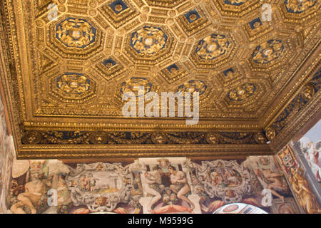 Italie, Florence - 18 mai 2017 : le point de vue de la coffre sculpté plafond de la Sala dell'Udienza au Palazzo Vecchio le 18 mai 2017 à Florence, Italie Banque D'Images