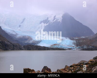 Petits icebergs flotter au loin du corps principal du glacier au Lago Torre près de El Chalten Patagonia sur un jour brumeux et froid Banque D'Images