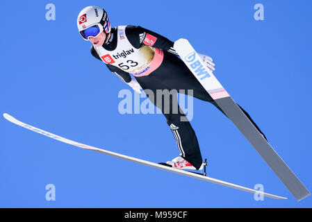 Planica, en Slovénie. Mar 22, 2018. Johann Andre Forfang de Norvège s'élance dans l'air au cours de la qualification au FIS Planica finales de la Coupe du monde de saut à ski le 22 mars 2017 à Planica, en Slovénie. Credit : Rok Rakun/Pacific Press/Alamy Live News Banque D'Images