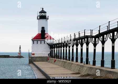 Michigan City, Indiana : 02/28/2018 / phare en eau calme, sur l'image pendant l'hiver. Banque D'Images