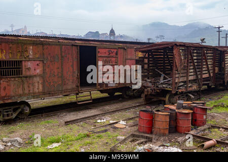 Old rusty, wagons de trains des barils de pétrole, voie de chemin de fer abandonnées, Paranapiacaba, Santo Andre, Etat de Sao Paulo, Brésil Banque D'Images