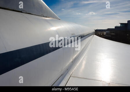 Vue le long du fuselage et l'aile tribord du Concorde à Brooklands Museum, Weybridge, Surrey, Angleterre Banque D'Images