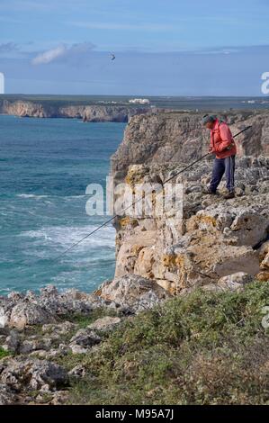 Pêche à la ligne des falaises de l'Algarve, Portugal Banque D'Images