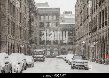 Montréal, Canada - le 29 décembre 2016 : Street Alley du Vieux-Montréal en hiver sous une tempête de neige avec un gratte-ciel moderne en arrière-plan photo de Banque D'Images