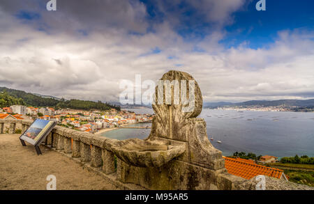 Vue de la colline de la ville de Cangas dans la baie de Vigo, Galice, Espagne Banque D'Images