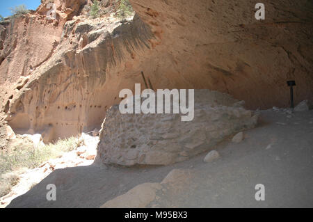 Un cérémonial reconstruit à l'intérieur de l'Alcôve kiva se trouve sur le site de la Chambre en alcôve trail Bandelier National Monument. Banque D'Images