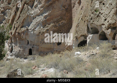 Les gens Puebloan ancienne maisons sculptées de la tuf volcanique douce dans les falaises au Bandelier National Monument. Banque D'Images