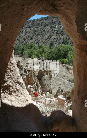 Un randonneur regarde au-dessus de ruines Tyuonyi comme vu par l'entrée de l'un des cavates. Banque D'Images