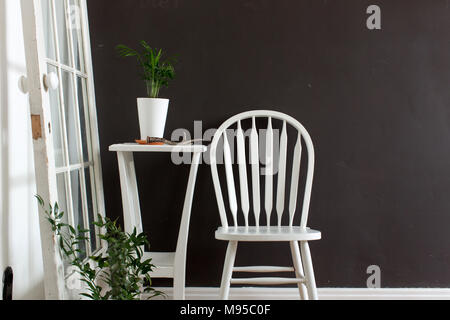 L'intérieur meublé avec chaise, table avec des fleurs Banque D'Images