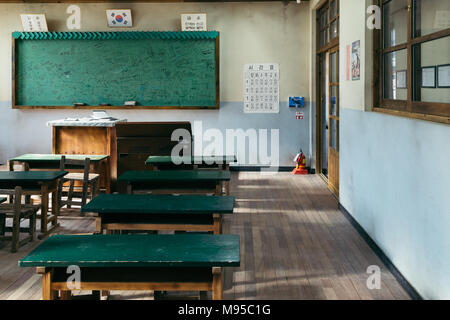 Ulsan, Corée - Février 9, 2017 : Ancienne école de classe dans Jangsaengpo de village des années 1960 à 1970 Banque D'Images