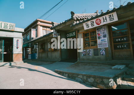 Ulsan, Corée - Février 9, 2017 : l'architecture ancienne et rue dans Jangsaengpo village à partir de 1960 à 1970 Banque D'Images