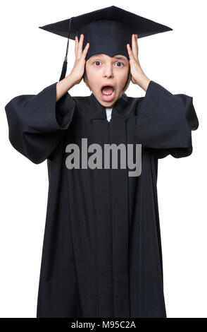 Portrait de triste ou surpris en étudiant des cycles supérieurs manteau petite fille avec chapeau noir, isolé sur fond blanc. Retour à l'école et de l'éducation s Banque D'Images