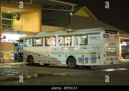 CHIANG MAI, THAÏLANDE - 21 mars 2018 : Mercedes Benz bus d'Nakhonchai société air bus. Route de Bangkok et de Chiang Mai. Photo à la gare routière de Chiangmai. Banque D'Images