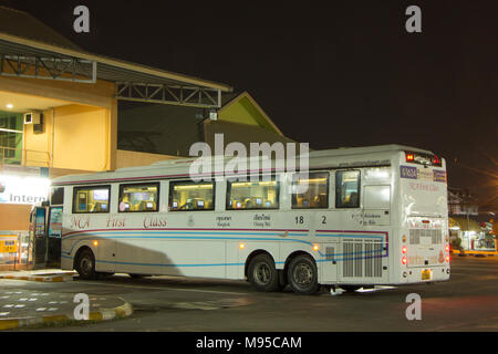 CHIANG MAI, THAÏLANDE - 21 mars 2018 : Mercedes Benz bus d'Nakhonchai société air bus. Route de Bangkok et de Chiang Mai. Photo à la gare routière de Chiangmai. Banque D'Images