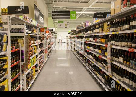 Vin et spiritueux sur rayonnages remplis dans un supermarché Asda. Banque D'Images