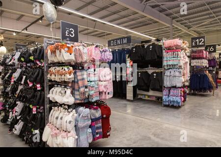 Les vêtements en vente dans l'article de George un supermarché Asda. Banque D'Images