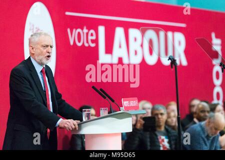 Jeremy Corbyn, chef du parti travailliste, ainsi que des hauts représentants du cabinet fantôme à l'occasion du lancement officiel de la campagne électorale locale du travail Banque D'Images