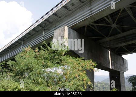 Vue sous l'autoroute de l'autoroute ou passage supérieur. Construction ancienne autoroute. Voir sous haute pont. Pas d'aiguiser. Banque D'Images