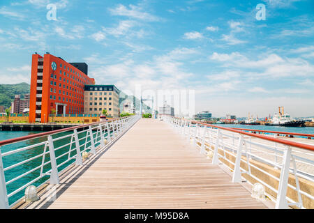 Blue wing moji bridge et mer en Mojiko retro ville, Japon Banque D'Images