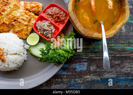 Vue de dessus de barracuda grillé avec du riz et des légumes. Régime alimentaire sain Banque D'Images
