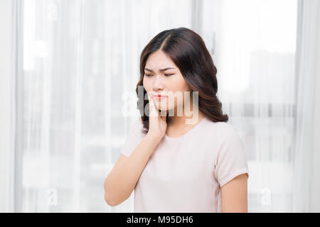 Problème de dents. Sensation de dent femme. Gros plan du beau triste fille souffrant d'une forte dent. Belle femme sentiment douloureux de dents. Banque D'Images