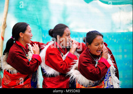 Les femmes vêtus de vêtements de danse de la scène typique pour les touristes, la vallée de Nubra - Ladakh, Jammu-et-Cachemire - Inde Banque D'Images