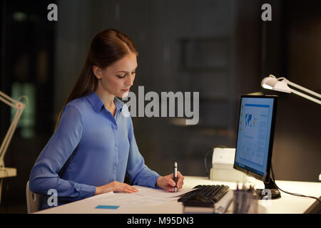 Portrait à l'ordinateur de bureau le travail de nuit Banque D'Images