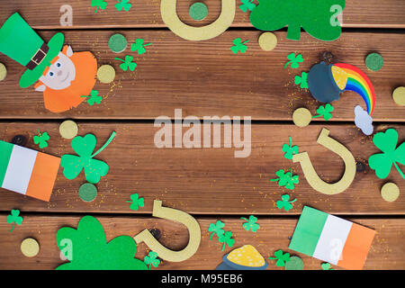 St Patricks day décorations sur fond de bois Banque D'Images
